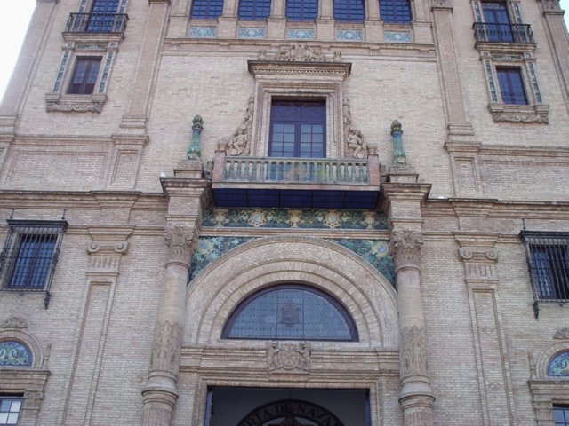 P5210036  detail Puerta de Navarra- Plaza espaa - Exposicion Ibero Americana - Sevilla